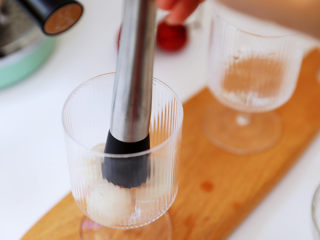 6、荔枝气泡冰咖啡,压出汁液