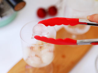 7、荔枝气泡冰咖啡,加入冰块