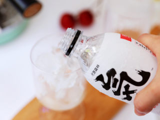 8、荔枝气泡冰咖啡,加入气泡水