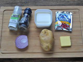 1、蔓越莓土豆浓汤,准备好材料。