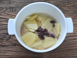 5、蔓越莓土豆浓汤,放入蔓越莓，加清水至食材齐平，煮开后加盖转小火焖煮5分钟。