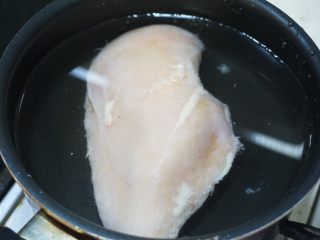 1、葱椒拌鸡,鸡胸肉洗净入锅煮