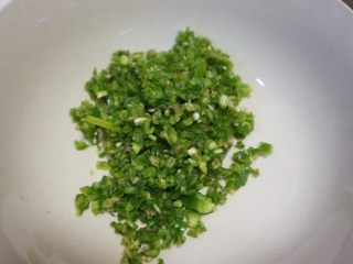 2、葱椒拌鸡,青椒洗净祛蒂切碎，尽量切小一点