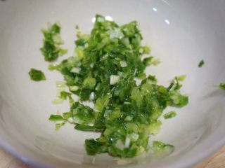 3、葱椒拌鸡,葱洗净切碎