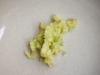 4、葱椒拌鸡,姜拍扁切成蓉