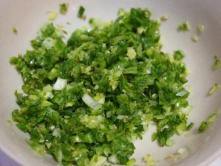 5、葱椒拌鸡,将切好的青椒，葱，姜拌匀