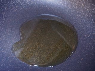 6、葱椒拌鸡,锅里倒入适量的色拉油加热到七成