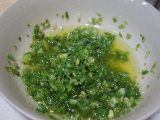 8、葱椒拌鸡,倒入少许盐，麻油拌匀