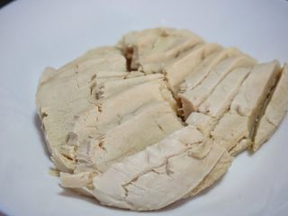 11、葱椒拌鸡,切好的鸡肉平铺装盘