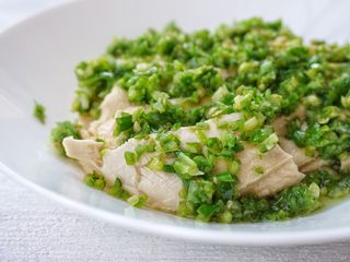 12、葱椒拌鸡,淋上之前调好的葱椒酱汁