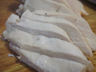 10、葱椒拌鸡,然后垂直纹路切0.5厘米左右的片，这样的目的是破坏鸡肉组织，咬起来不会难嚼