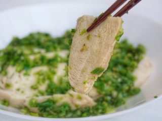 13、葱椒拌鸡,拌匀吃味道棒棒哒，清新又有葱椒的香味，配合麻麻的味道，棒呆！