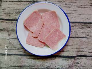 4、十味 三明治减肥便当,午餐肉切片，没有午餐肉可以用火腿肠代替