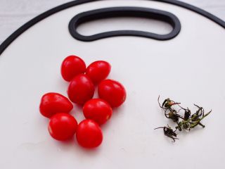 3、火龙果小番茄蜂蜜果汁,冲洗干净的小番茄去掉蒂。