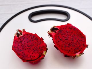 5、火龙果小番茄蜂蜜果汁,火龙果清除外面杂质后，洗净用刀切两半。