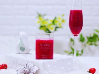 15、火龙果小番茄蜂蜜果汁,榨好的果汁放入冰箱冷藏保存一个小时，味道会更棒。