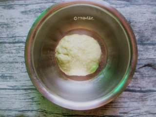 1、糖火烧,油皮:普通面粉180克、玉米淀粉40克、玉米油70克、细砂糖20克、水95克和成面团