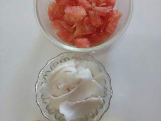 1、柚子香蕉奶昔,准备好所有食材