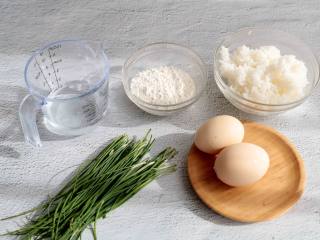 1、米饭鸡蛋饼,准备好所需食材