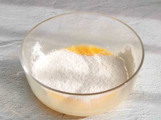 3、米饭鸡蛋饼,筛入面粉拌均匀