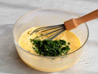 5、米饭鸡蛋饼,加入小葱碎