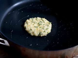 8、米饭鸡蛋饼,待到底部全部凝固时翻面煎