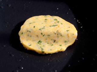 9、米饭鸡蛋饼,煎至2面金黄色即可