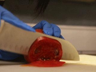 3、芝士酱牛肉汉堡,蔬菜洗净沥干水备,西红柿切片备用。培根中火煎熟备用。