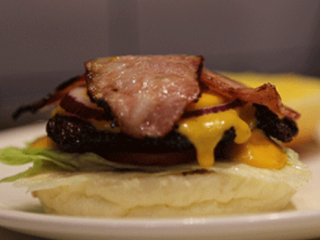 10、芝士酱牛肉汉堡,放上煎熟的培根片。