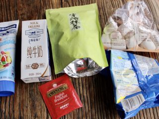 1、抹茶棉花糖奶茶,准备食材