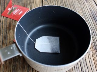 2、抹茶棉花糖奶茶,锅中先放入红茶包,用小奶锅就行