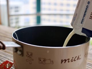 4、抹茶棉花糖奶茶,倒入牛奶,我用了两盒牛奶,这样奶茶的奶味比较重,茶味淡