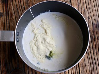 5、抹茶棉花糖奶茶,倒入奶粉后搅拌均匀