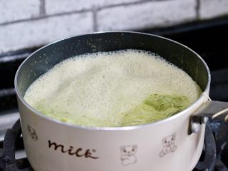 8、抹茶棉花糖奶茶,再次沸腾后就可以离火了
