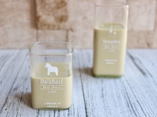 9、抹茶棉花糖奶茶,装入两个杯子里,装一大半就可以了