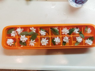 5、茉莉花冰,每个冰格里放一朵花一片叶子，加饮用水后花会浮起来，要用叶子盖在上面，压着不让花浮起，但也有不听话的。