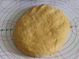 5、胡萝卜热狗面包，做营养美味早餐,取出面团后，用手轻轻摁压排气。