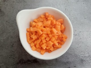 2、海苔芝士肉松饭团,胡萝卜去皮切小丁备用