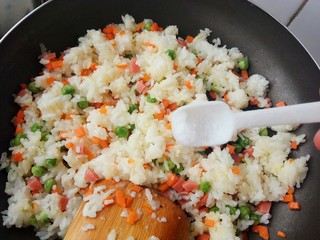 11、海苔芝士肉松饭团,加入少量盐