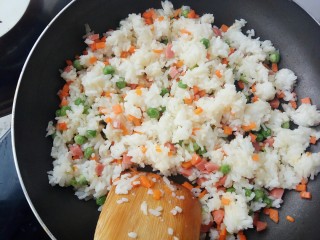 10、海苔芝士肉松饭团,翻炒均匀