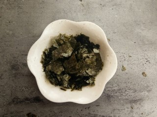 14、海苔芝士肉松饭团,海苔撕碎