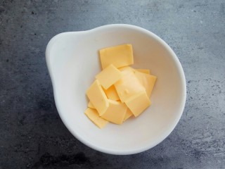 17、海苔芝士肉松饭团,芝士撕成小块