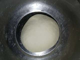 1、韭菜鸡蛋馅儿包子,面粉中加入白糖、酵母粉、清水，拌匀，揉成光滑的面团。盖上保鲜膜发酵至两倍大。我是晚上和面，扔在冰箱发酵的。清水的量根据自己面粉的吸水性来掌握，揉好的面团不硬、不软不粘手。