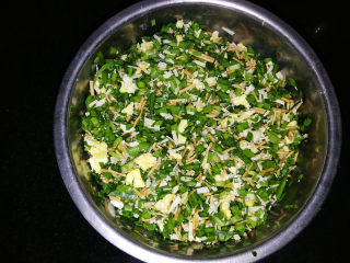 3、韭菜鸡蛋馅儿包子,在馅儿中加入食用油和胡椒粉拌匀。我是晚上拌好的馅儿，第二天早上起来做的。所以晚上先用油拌好锁住水分，不放盐，第二天早上起来包的时候再用盐拌匀。