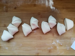 4、韭菜鸡蛋馅儿包子,发酵好的面团取出，案板上撒干面粉，将面团揉压排气。重新揉光滑搓长，分成8份。