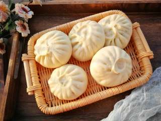 7、韭菜鸡蛋馅儿包子,锅中水开，水开放上蒸屉，大火蒸，上汽后蒸10分钟，关火，焖2分钟取出。