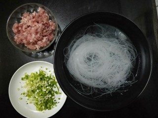 1、肉沫粉丝包,准备食材:猪肉馅,葱花,粉丝提前用水泡软。