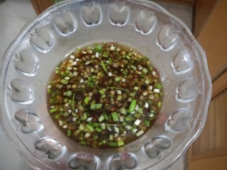 4、肉沫粉丝包,调一个馅汁:葱花,料酒,姜粉(或者新鲜姜末)生抽,耗油,老抽,盐,鸡精,胡椒粉,香油,花生油(或者其他食用油),甜面酱,水,搅拌均匀