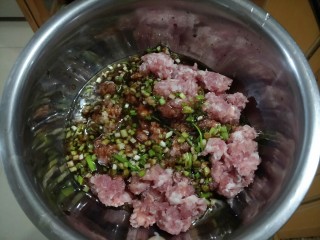 5、肉沫粉丝包,把调料汁倒入肉馅里