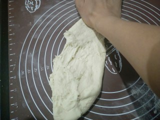 13、肉沫粉丝包,开始揉面,用掌根用力往前搓开,再折叠回来,再搓出去。如此反复。